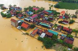 Mưa lớn tới tấp, miền Trung lo lũ chồng lũ