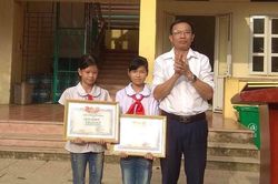 Hai học sinh lớp 4 không tham của rơi
