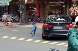 Nguyên nhân thanh niên vung gậy đập ô tô BMW trên phố Sài Gòn