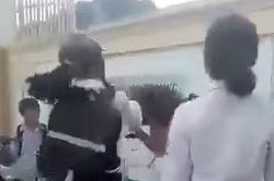 Nữ sinh bị nhóm bạn cùng lớp đánh hội đồng ngay trước cổng trường