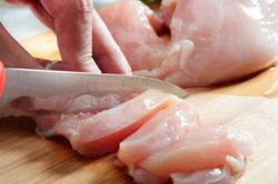 Thói quen 'chết người' khi chế biến thịt gà cần tránh ngay kẻo rước họa vào thân