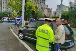 Sợ độ cao tới mức không lái được xe, ông chú phải gọi điện cầu cứu cảnh sát