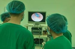 Học sinh lớp 1 bị nhóm 'anh chị lớp trên' chặn đường, nhét đất sét vào tai