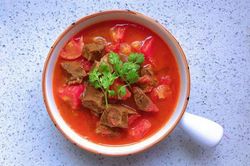 Thịt bò hầm cà chua vừa làm canh, vừa có súp thơm lừng cả bếp