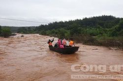 Chở con đi học về, 2 cha con bị lũ cuốn trôi