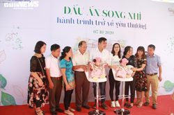 Trúc Nhi - Diệu Nhi tươi cười rạng rỡ trong ngày xuất viện