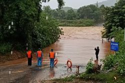 Mưa trắng trời, nước lũ ở các huyện miền núi Quảng Trị lên nhanh