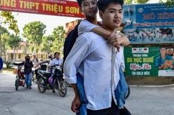 Nam sinh cõng bạn 10 năm đến trường mong bạn mình sẽ có nhiều bạn tốt ở môi trường mới