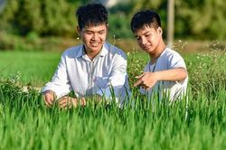 Nam sinh được bạn cõng 10 năm: 'Cảm ơn mọi người! Chúng em đã sẵn sàng cho những hành trình mới!'