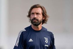 Pirlo thể hiện kỹ thuật trong trận đấu của ban huấn luyện Juventus