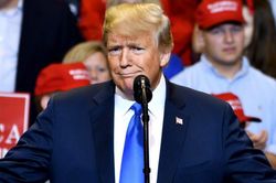 Vừa khỏe lại, ông Trump đăng tin sai về Covid-19