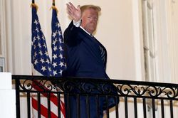 Ông Trump đăng hơn 120 bài lên Twitter sau khi ra viện