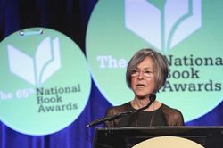 Giải Nobel Văn học 2020 tôn vinh nữ thi sĩ Mỹ Louise Gluck