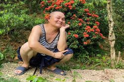 'Vua hài đất Bắc' bị hàng xóm chụp trộm biểu cảm khó đỡ