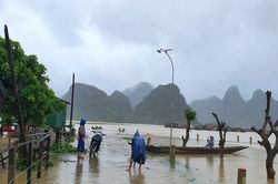 Quảng Bình chìm trong mưa lũ