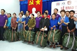 Tặng đồng phục áo phao, phao cứu sinh cho 500 ngư dân Phú Yên
