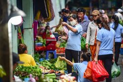 Mất việc, công nhân nhập hội bán buôn, kiếm tiền từ mớ rau, quả dừa