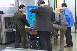 Nam hành khách 'cầm nhầm' điện thoại lên máy bay bị bắt tận tay