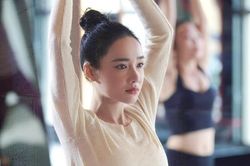 Đi tập Yoga thế nhưng Nhã Phương cũng không quên xinh đẹp bội phần như thế này