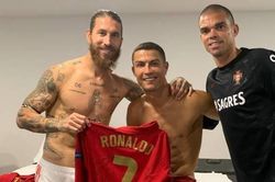 Ronaldo tặng Ramos áo đấu, gạt mọi hiềm khích