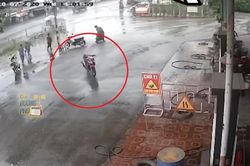 Xe máy không người lái băng qua đường rồi 'lách qua khe cửa hẹp' khiến nhiều người ngỡ ngàng