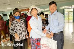 Trao tặng 4 tấn gạo hỗ trợ đồng bào nghèo tại hai huyện Vĩnh Cửu và Thống Nhất
