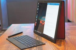 Lenovo ra mắt máy tính xách tay màn hình gập đầu tiên thế giới
