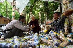 Myanmar : Vị sư bảo vệ môi trường & cưu mang người nghèo