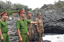 Bảo vệ không gian văn hóa đá ở một làng biển