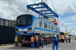 Những toa tàu đầu tiên của tuyến Metro Bến Thành - Suối Tiên cập cảng Khánh Hội