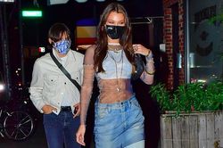 Bella Hadid mặc áo xuyên thấu theo mốt năm 2000