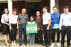 Doanh nghiệp trẻ Hà Nội tặng quà cho trẻ mồ côi, chắp cánh ước mơ đến trường