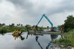 Tổ hợp hiện đại trên sông rạch TPHCM 'gắp' hơn 5 tấn rác/giờ