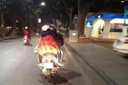 Đang đi xe máy, cặp đôi diễn cảnh nóng khiến dân tình rợn người