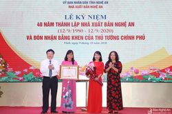 Nhà Xuất bản Nghệ An đón nhận Bằng khen của Thủ tướng Chính phủ