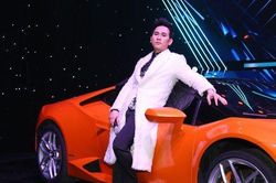 Bất ngờ ca sĩ Nguyên Vũ mang siêu xe Lamborghini lên sân khấu