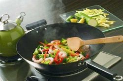 Sai lầm đặc biệt nghiêm trọng khi xào nấu rau dễ gây hại cho cả nhà