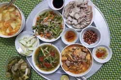 Vừa về làm dâu được 10 ngày đã bị chị chồng chê 'mâm cơm khó nuốt', ai ngờ tiếng mở cửa phòng bếp vang lên khiến chị ta run lẩy bẩy