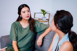 Thúy Vân ôm bầu dẫn chương trình, mong muốn phụ nữ tự tin hạnh phúc hơn