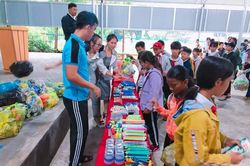 Krông Pa: Ngày hội 'Đổi rác thải nhựa-lấy đồ dùng học tập'
