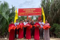 Khánh thành, khởi công cầu bê-tông, tặng quà