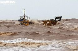 Quảng Trị thuê thợ lặn tiếp cận, ứng cứu 10 thuyền viên gặp nạn trên biển