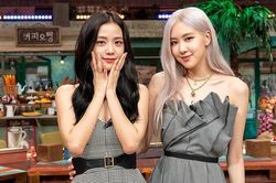 Đồ đẹp đâu mà stylist lại cho Rosé (BLACKPINK) mặc jumpsuit làm biến mất vòng 1 thế này?
