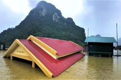 Cuộc sống nơi lũ chạm nóc nhà