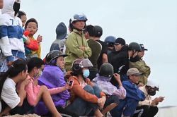 8 thuyền viên bám vào ống khói tàu Vietship 01