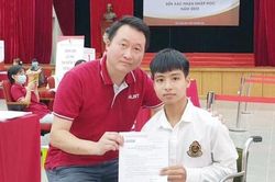 Nam sinh được bạn cõng suốt 10 năm sẽ nhập học ĐH Bách khoa Hà Nội