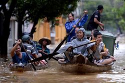 Huế ngập sâu, người dân thuê thuyền di chuyển