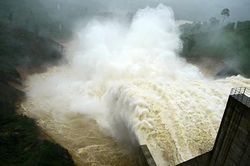 Bão mới sắp vào, thủy điện miền Bắc và miền Trung đua xả lũ