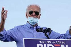 Clip ông Joe Biden kéo khẩu trang để ho vào tay gây bão mạng