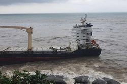 Truy tìm chủ con tàu trôi dạt vào khu vực ghềnh đá ở Bãi Chuối